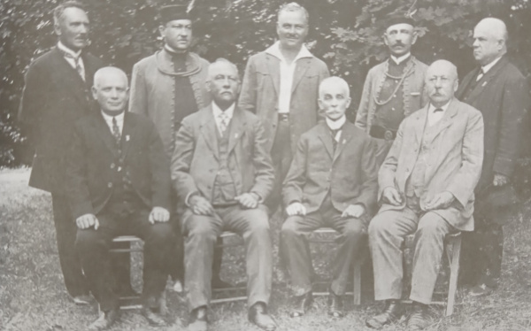 Zakládající členové Sokola - zleva stojící: Rudolf Havlík, Tomáš Herodek, František Macalík, M. Medek, MUDr. František Bohdan.  Sedící: J. Vrbácký, Rudolf Horníček st., lékárník A. Pokorný, Josef Horníček