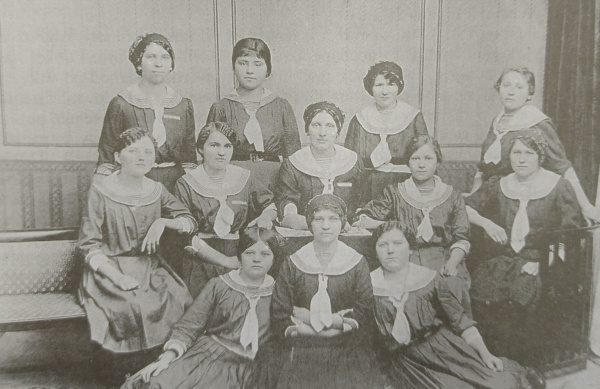 Ženy v&nbsp;cvičebním úboru v&nbsp;době první světové války - uprostřed střední řady náčelnice Františka Zbraňová, pod&nbsp;ní její nástupkyně Skřepská.