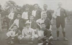 První sportovní klub SK Meteor - Zleva stojící: Fr. Horňák, Otmar Kolář, Karel Čecháček, Zdeněk Čecháček, ???, klečící: Jaroslav Adámek, Lad. Říha, Lad. Patloka, sedící: Zdeněk Havlík, Bedřich Kudláček, František Nevřiva