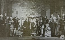 Výbor divadelního spolku Haná v roce 1939 - zleva stojící: Josef Chaloupka, MVDr. Binter, Albína Ševčíková, Jan Bednář, Josef Kulíšek, Oldřich Bureš,  sedící: Josef Hořava, MVDr. Zdeněk Fojtách, Alois Ohlídal, Emil Palásek, Zdeněk Rosák, Mir. Hajzera, Zdeněk Beneš.